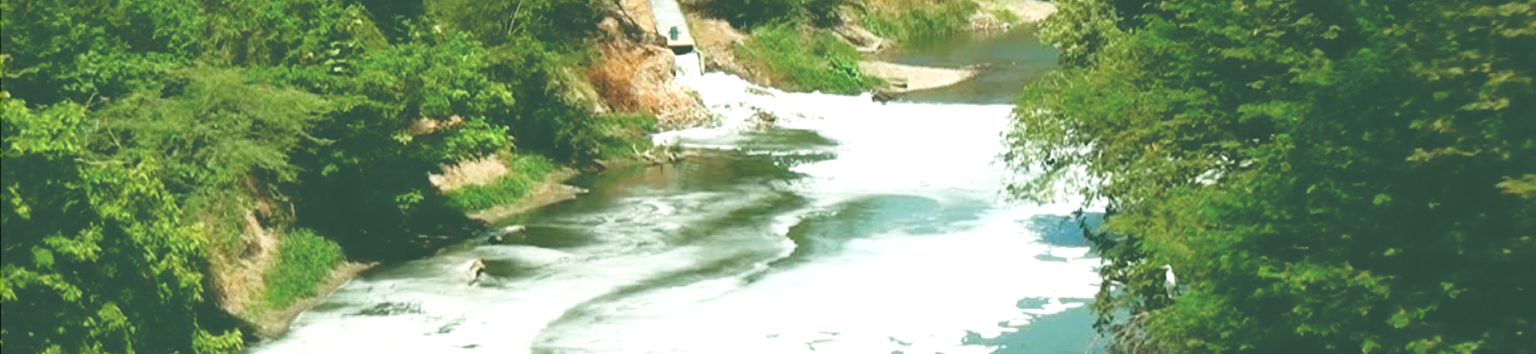 rio contaminado por mal saneamiento de aguas